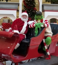Only 2 DAYS left to visit Santa! 🎅 Even this green one stopped by for a visit! And TODAY ONLY stop by Handmade Saskatchewan Christmas Market to have a Visit with the green one!! Located right across from EB games! 💚
#santaphotos #handmadesaskatchewa