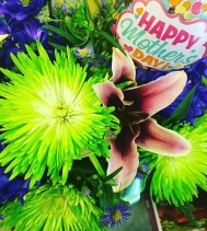 😍😍 Perfect for any mom on #mothersday! @safewaycanada Northgate Mall is FULL of breathtaking bouquets of your choice! #sopretty #mom #happymothersday 💐
